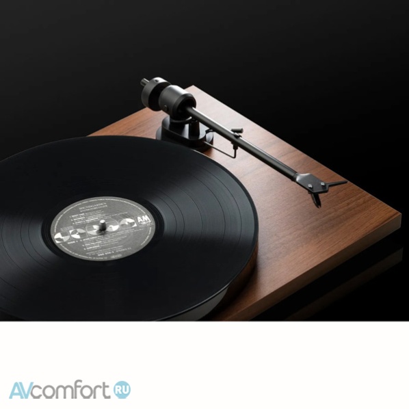 Pro-Ject E1 Phono OM5e UNI High Gloss Black Pro-Ject E1 Phono OM5e UNI High Gloss Black