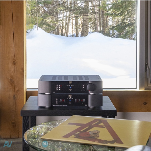 Moon by Simaudio 250i V2 2-Tone Moon by Simaudio 250i V2 2-Tone