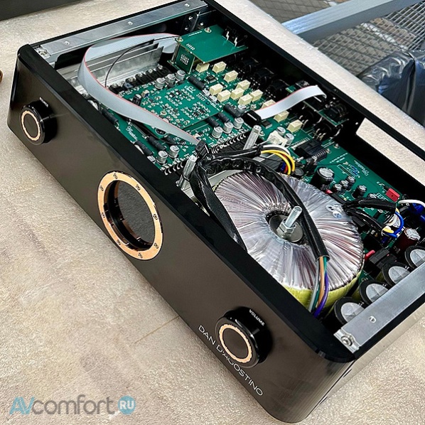 Dan D’Agostino Pendulum Integrated Amplifier Silver Dan D’Agostino Pendulum Integrated Amplifier Silver